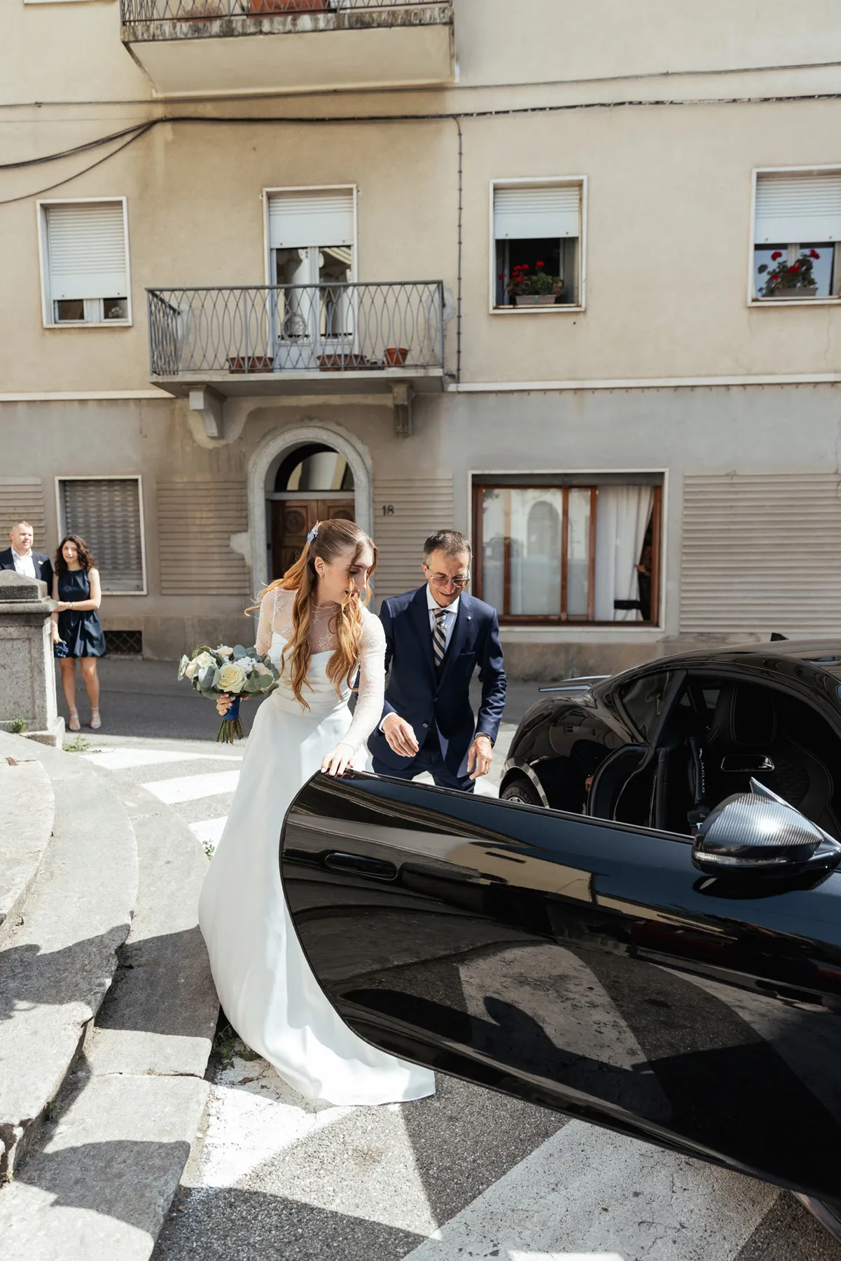 Arrivo della sposa Sposa in abito bianco mentre arriva alla cerimonia