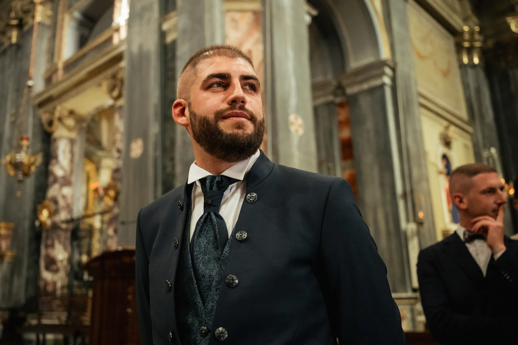 Lo sposo in chiesa Ritratto dello sposo all'interno della chiesa