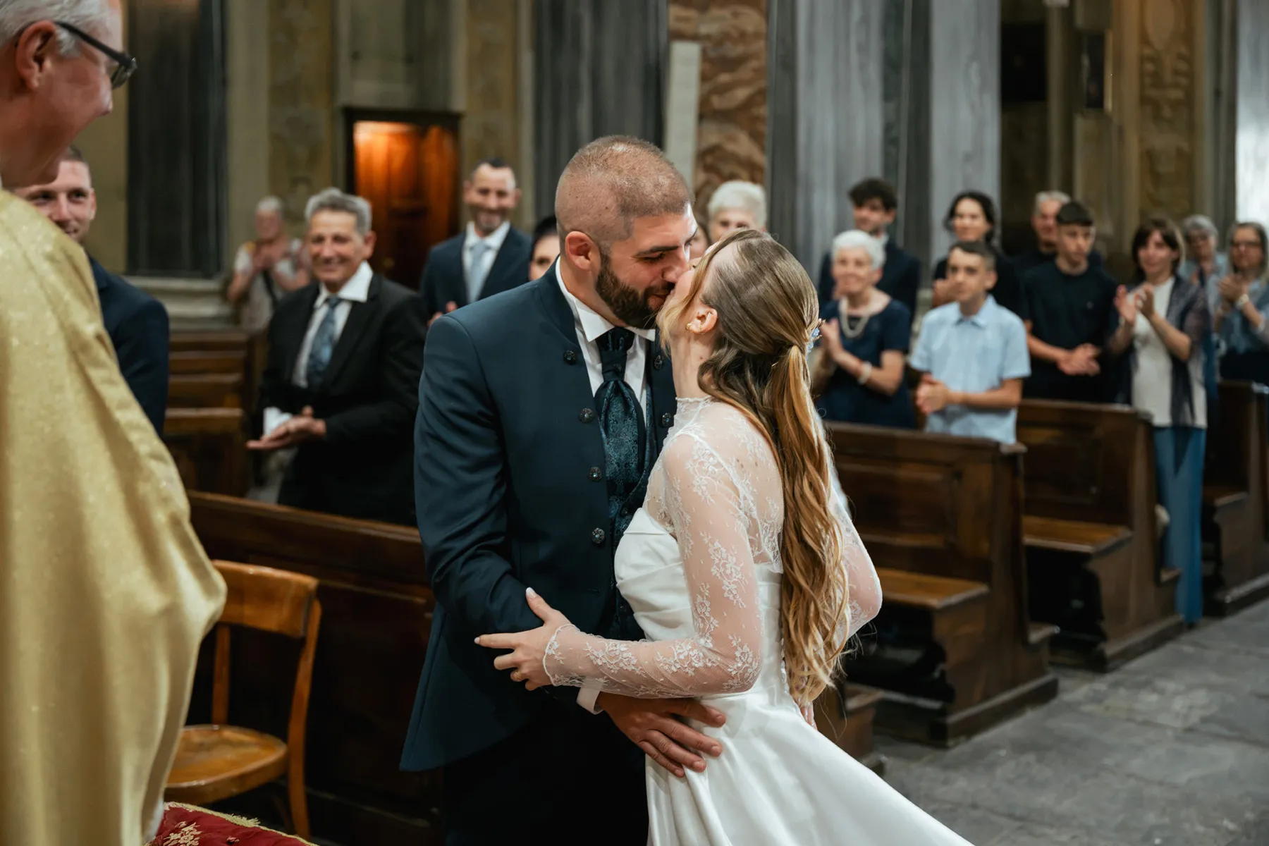 Il bacio degli sposi Sposi che si baciano durante la cerimonia in chiesa