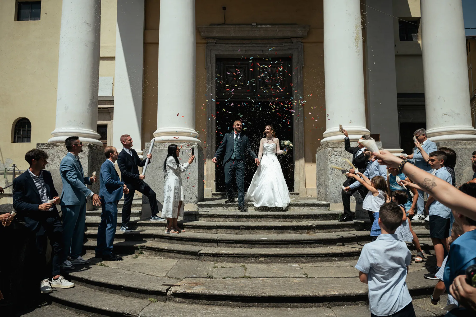 Uscita degli sposi dalla chiesa Sposi all'uscita dalla chiesa tra gli invitati