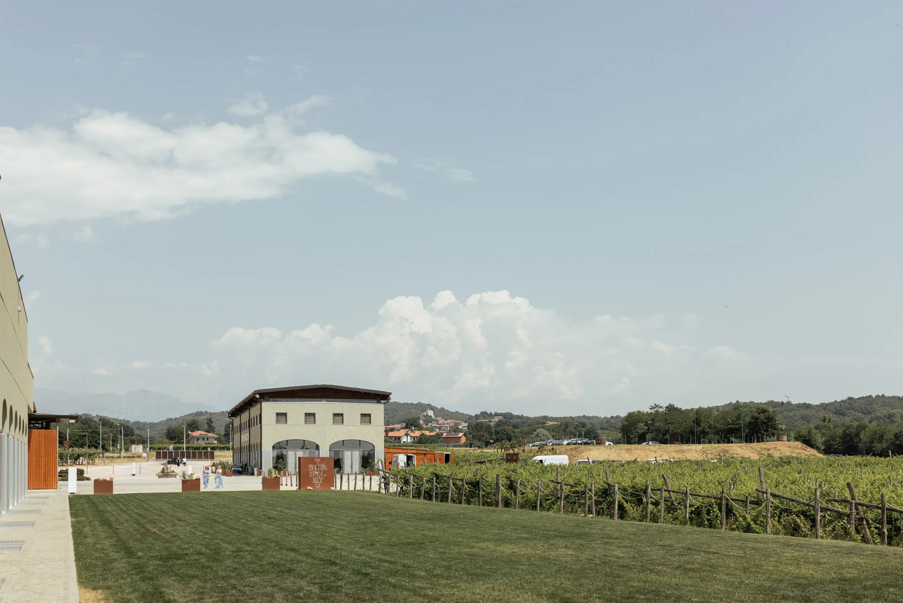 Tenuta Roletto e i vigneti Veduta di Tenuta Roletto circondata dai vigneti