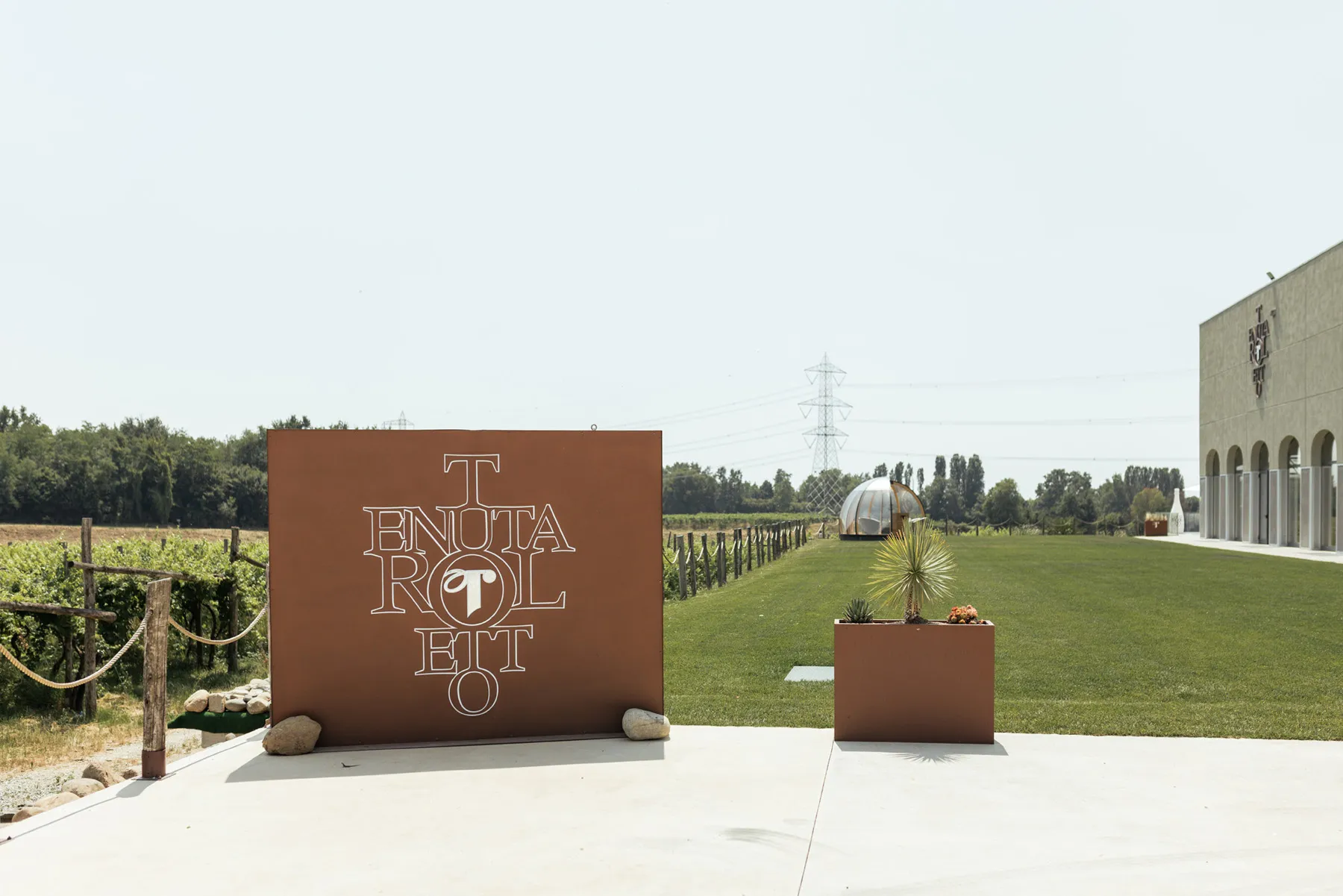 Ingresso di Tenuta Roletto Ingresso di Tenuta Roletto con i vigneti sullo sfondo