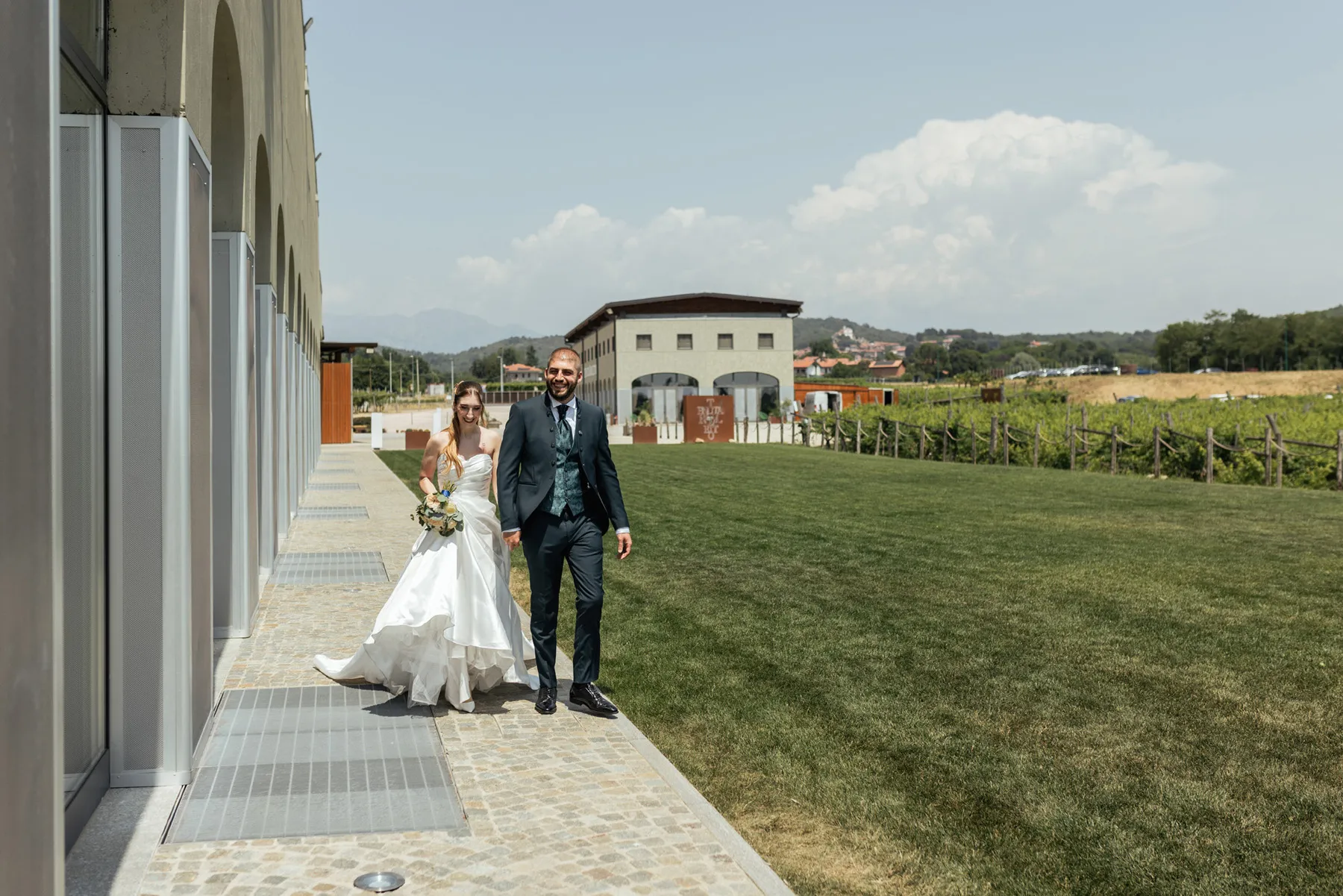 Gli sposi a Tenuta Roletto Sposi che camminano negli spazi esterni di Tenuta Roletto