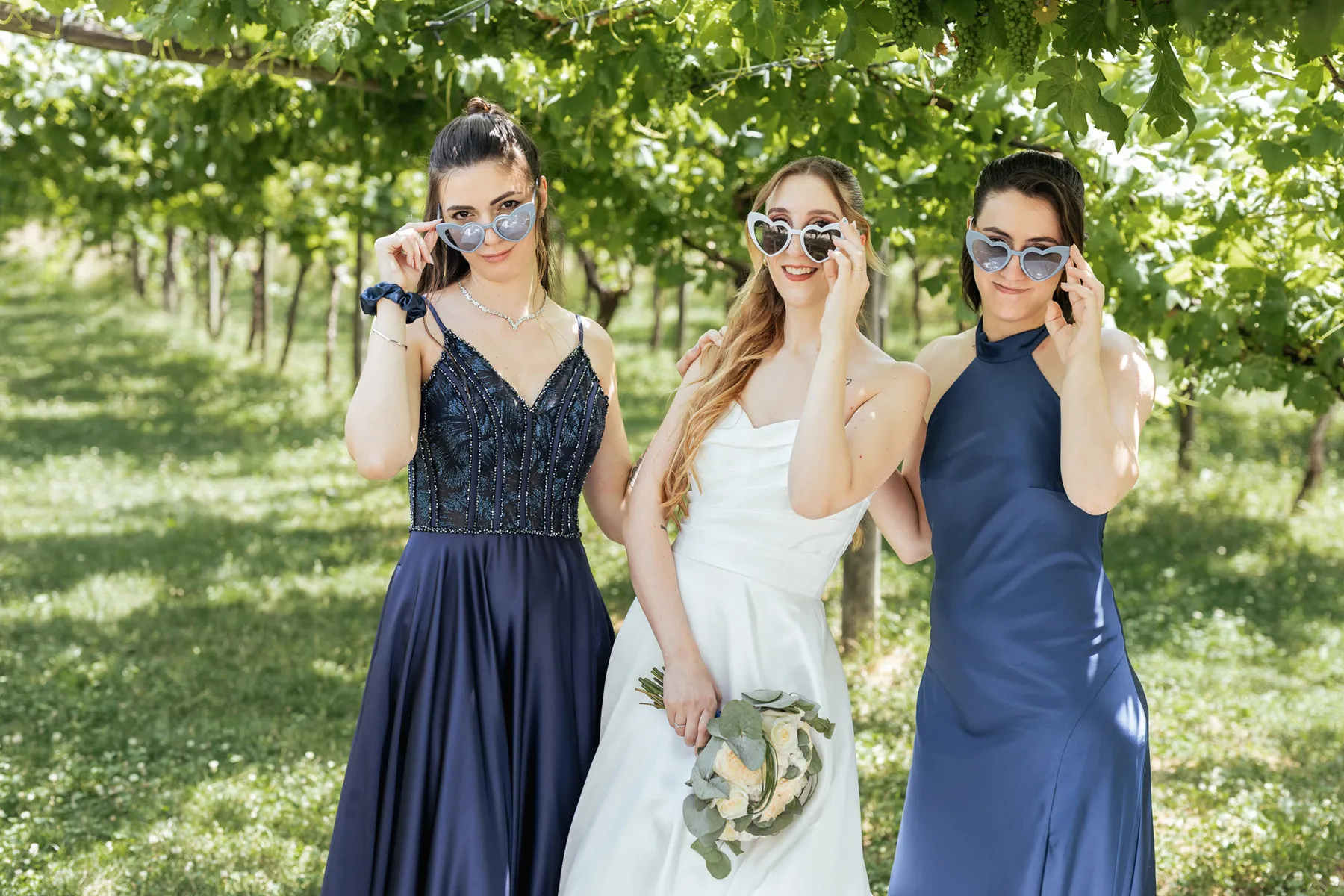 La sposa con le damigelle Sposa e damigelle fotografate tra i vigneti