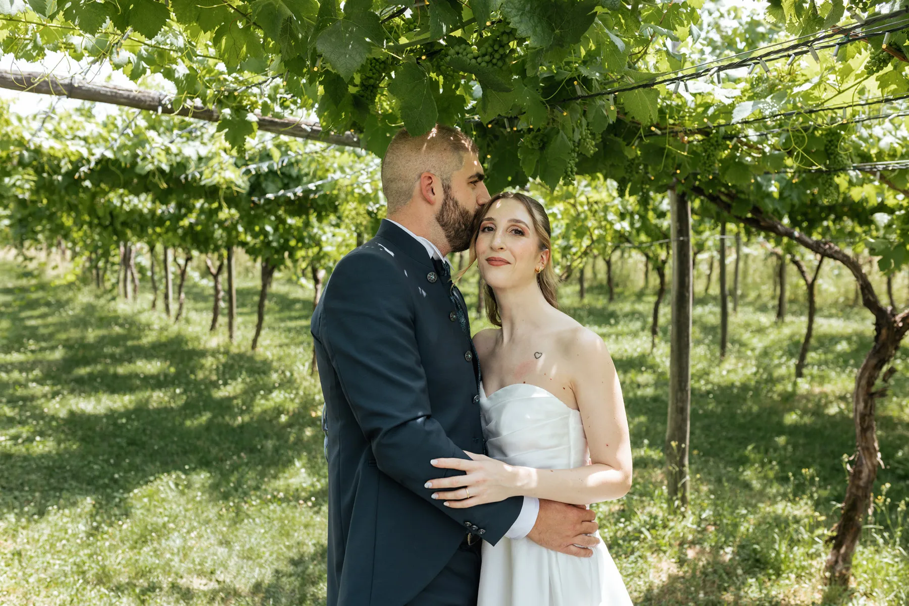 Foto degli sposi nei vigneti Sposi fotografati insieme sotto i filari della vigna