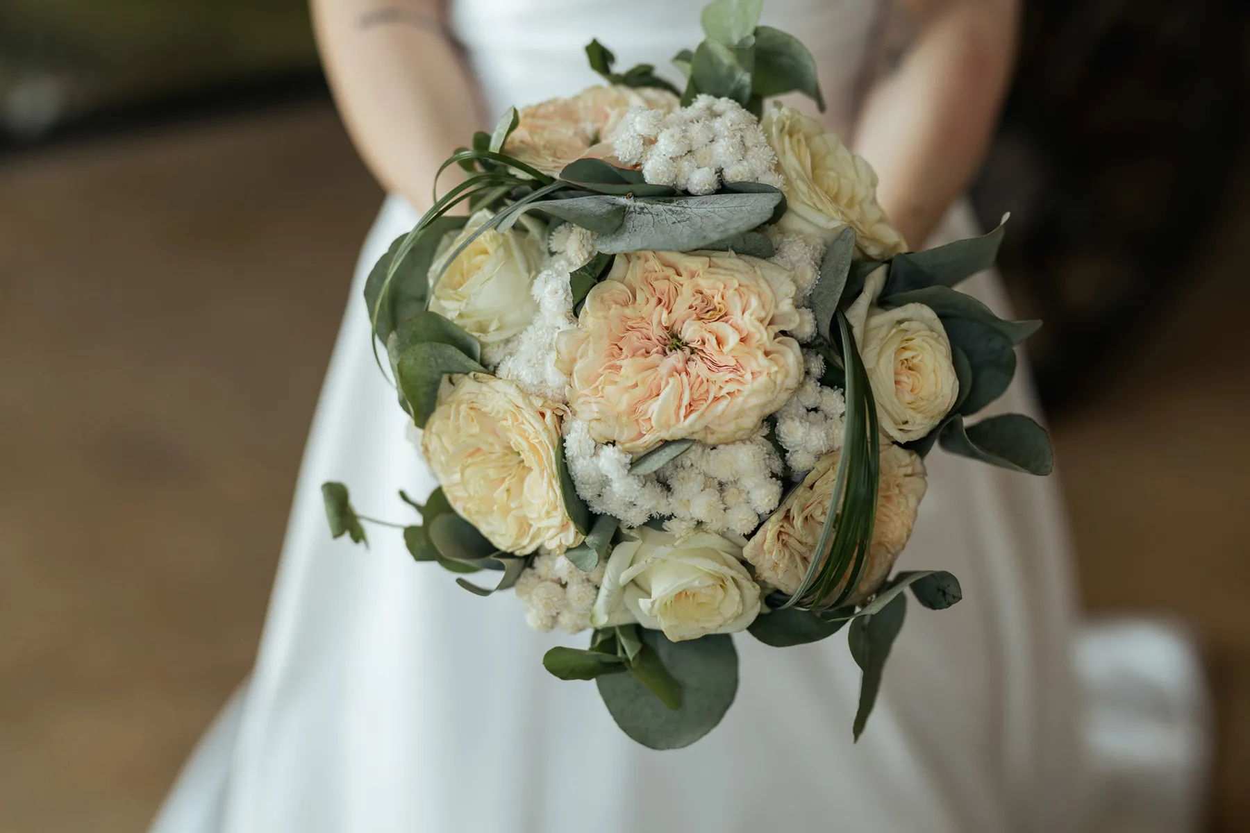 Bouquet della sposa Bouquet della sposa fotografato davanti all'abito bianco