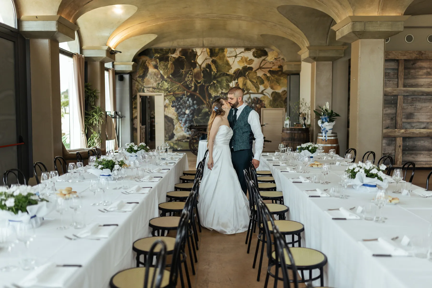 Sala del ricevimento a Tenuta Roletto Sala apparecchiata per il matrimonio a Tenuta Roletto