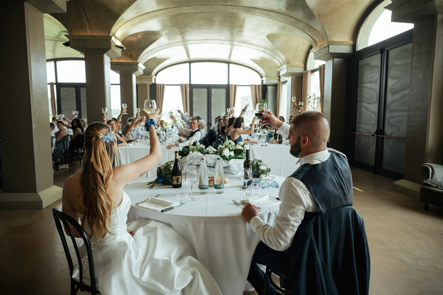 Ricevimento a Tenuta Roletto Sposi e invitati durante il ricevimento nella sala di Tenuta Roletto