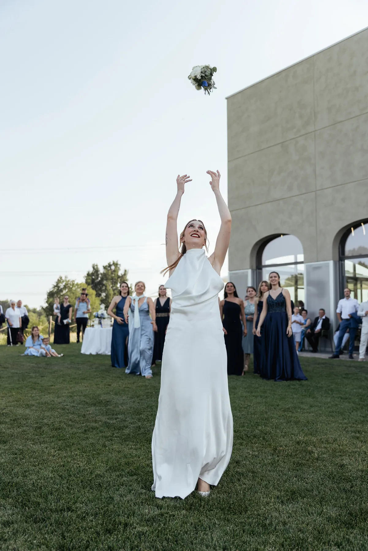 Lancio del bouquet Sposa durante il lancio del bouquet negli spazi esterni della location