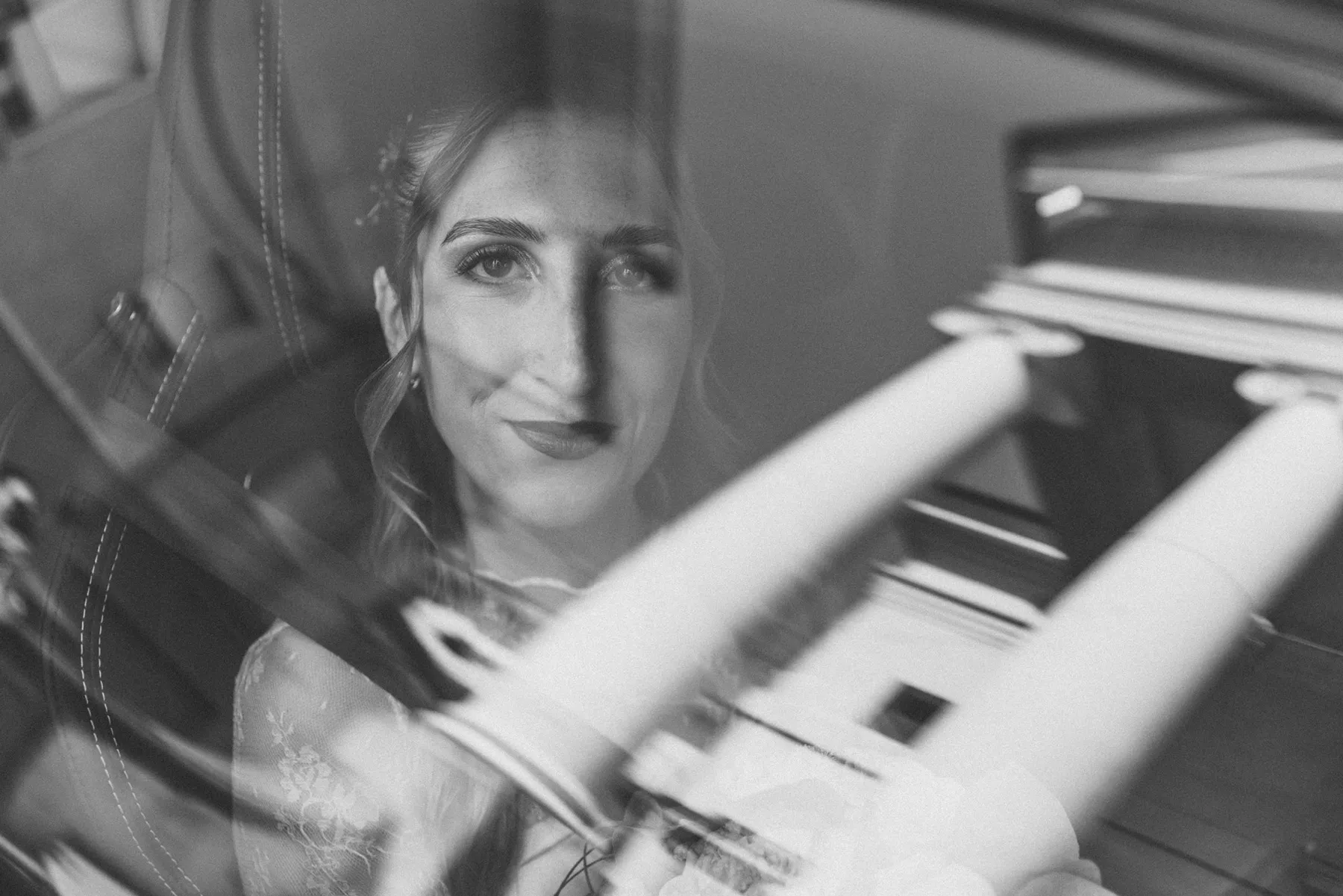 Ritratto artistico della sposa Ritratto in bianco e nero della sposa in auto